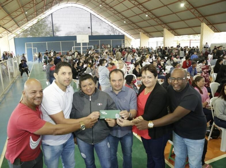 ENTREGA DE CARTÃO DO ALUGUEL SOCIAL CHEGA A VALPARAÍSO DE GOIÁS