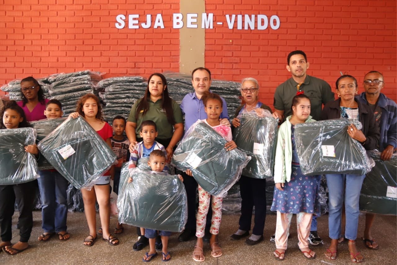 SECRETARIA DE ASSISTÊNCIA SOCIAL REALIZA ENTREGA DE COBERTORES NA VILA GUAÍRA E NO IPANEMA